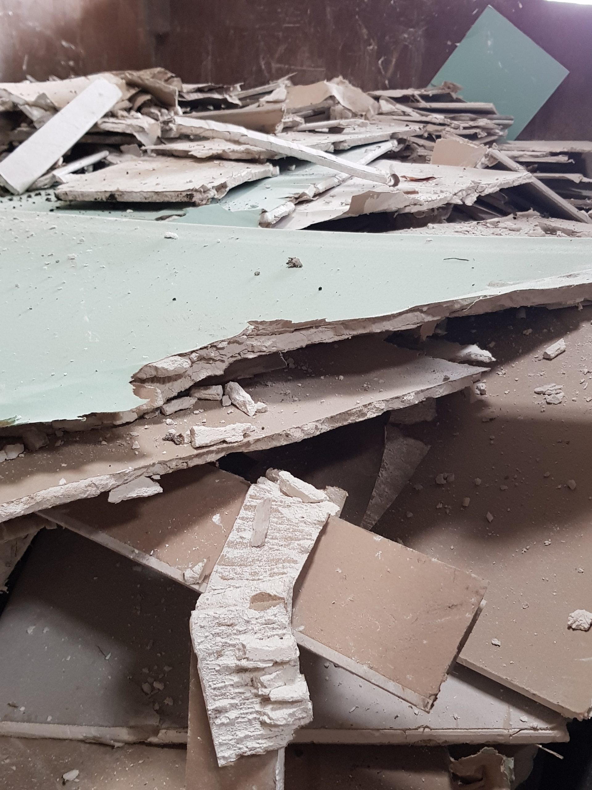 Gipskarton oder Rigips: mit Pappe kaschierte Gipsplatten Gipskarton oder Rigips: mit Pappe kaschierte Gipsplatten